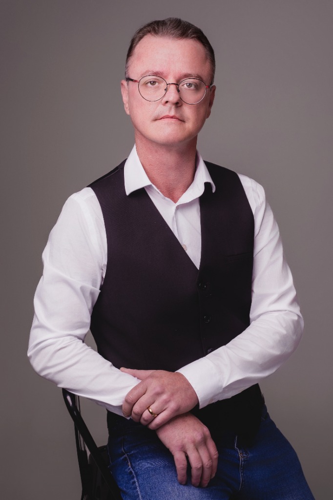 Dr. Paulo Grebim em seu consultório